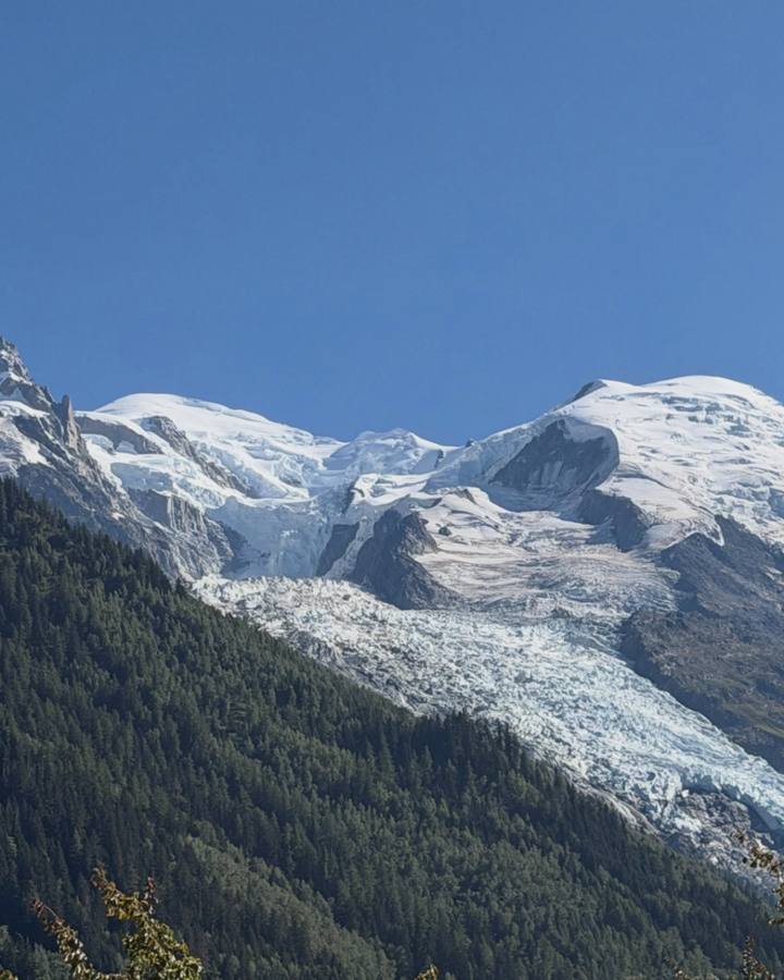 Glacier et sommets enneigés des Alpes